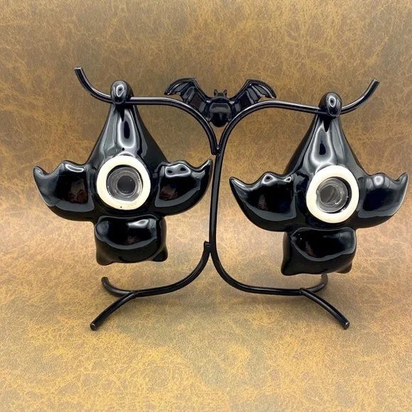 NIB Cracker Barrel Gothic Black Hanging Bat Salt Pepper Shakers With Holder - Picture 3 of 6